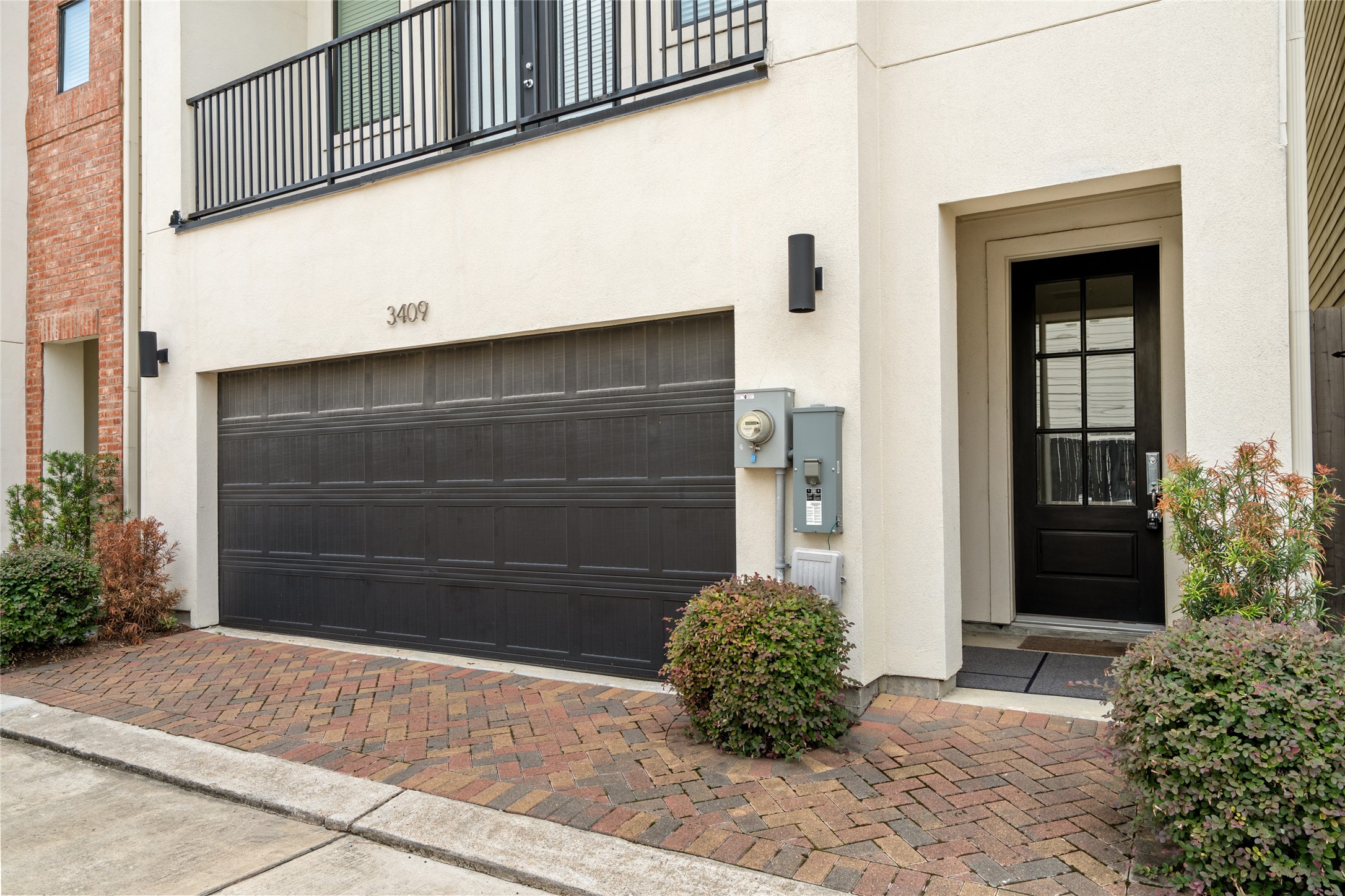 3409 Kensington Yellow Place Houston, TX 77008 - Photo 3 of 28 a view of front door of house