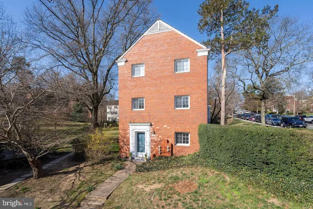 $2,300 | 1700 Preston Road, Alexandria, VA 22302
