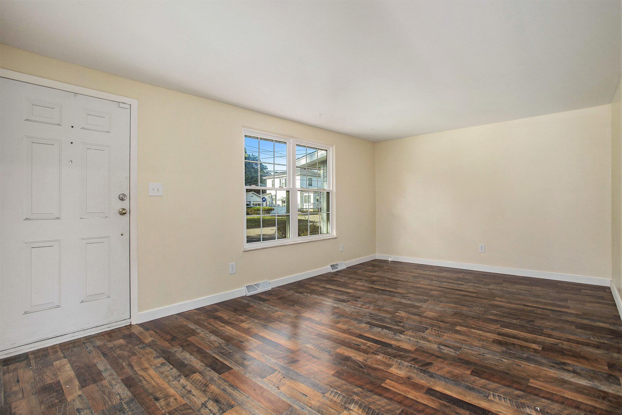 408 Washington Street Albion, MI 49224 - Photo 4 of 52 004_file_518