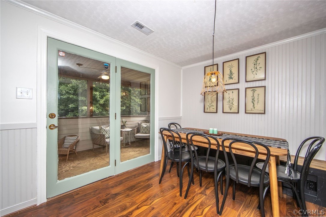 Eat in Kitchen with doors to screen porch