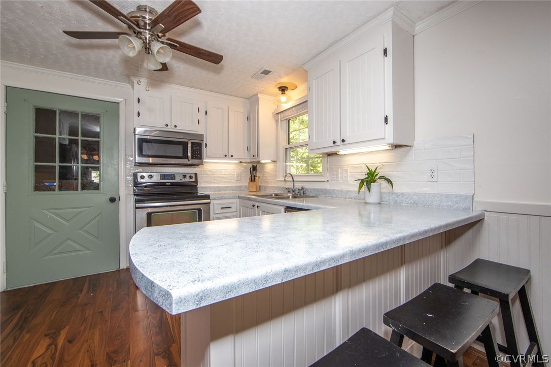2924 Dundas Road Richmond, VA 23234 - Photo 8 of 30 Kitchen with Breakfast Counter