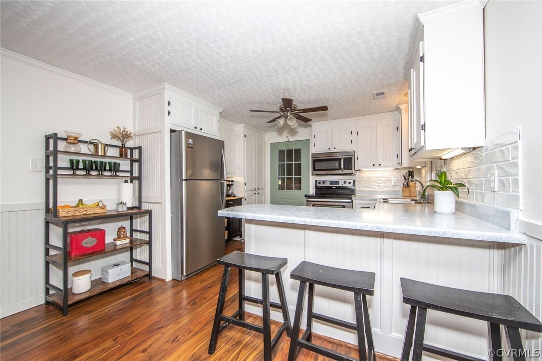2924 Dundas Road Richmond, VA 23234 - Photo 9 of 30 Refrigerator and Microwave convey
