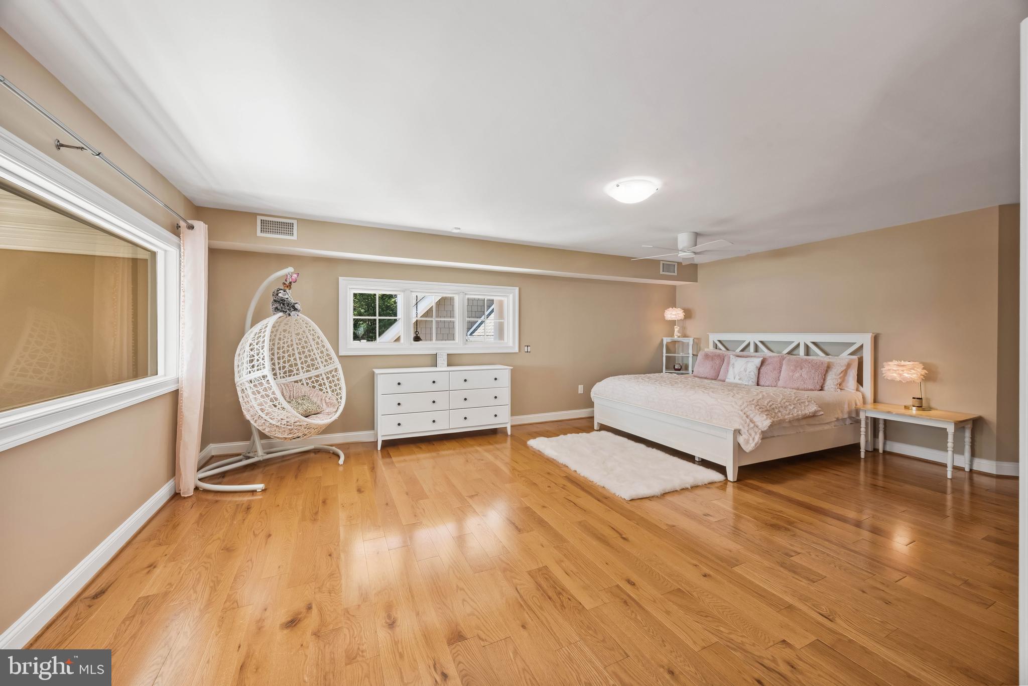 125 South Winchester Road Annapolis, MD 21409 - Photo 25 of 47 a living room with furniture and a wooden floor