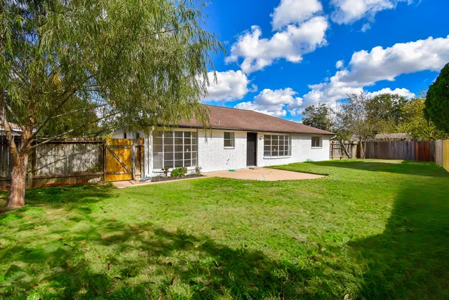 a view of a house with a backyard
