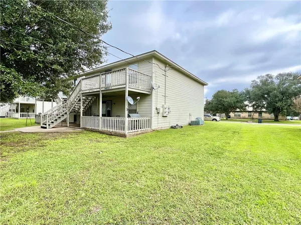 a view of a house with backyard and garden