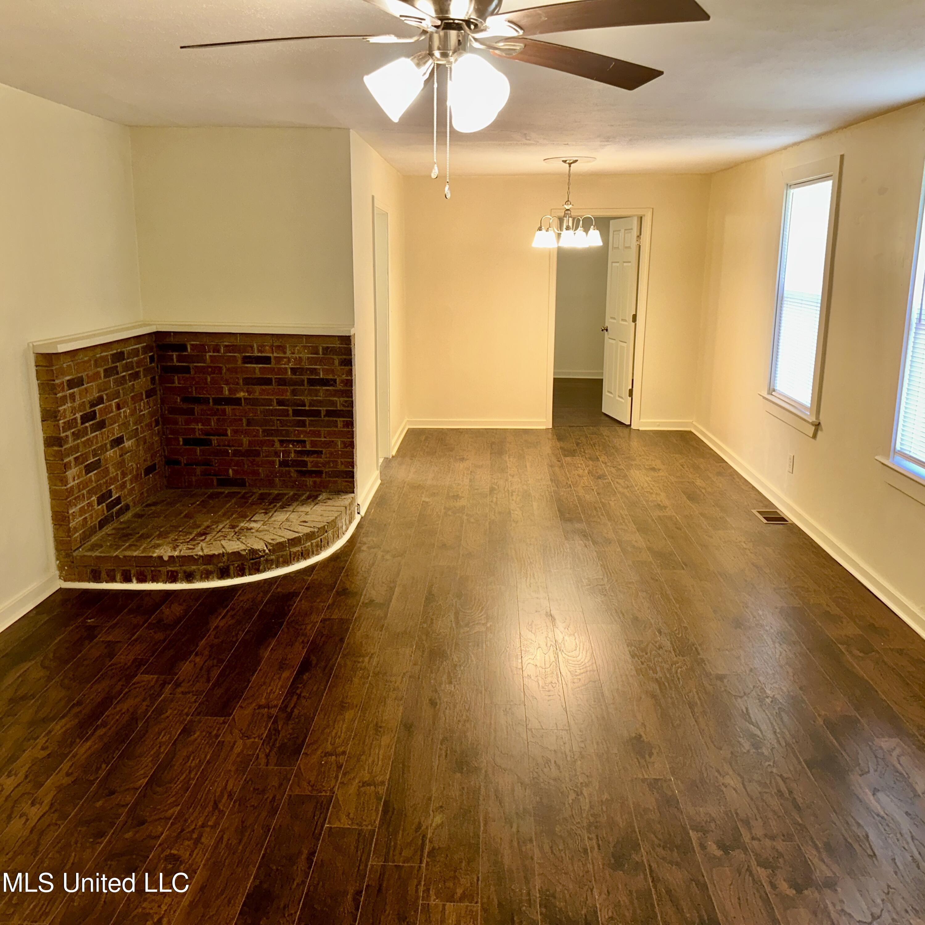 359 Cummins Street Jackson, MS 39204 - Photo 3 of 41 IMG_E5411