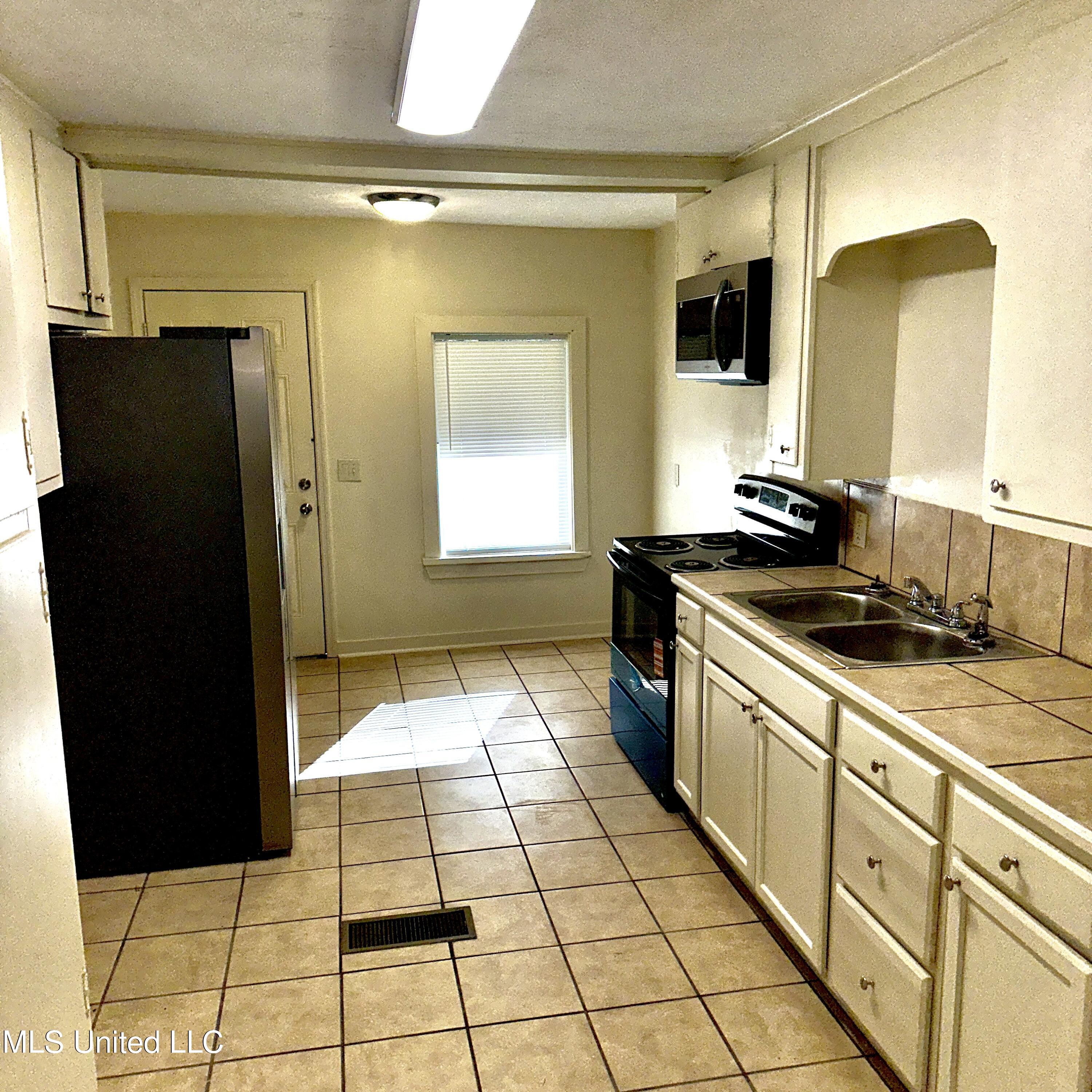 359 Cummins Street Jackson, MS 39204 - Photo 5 of 41 IMG_E5416