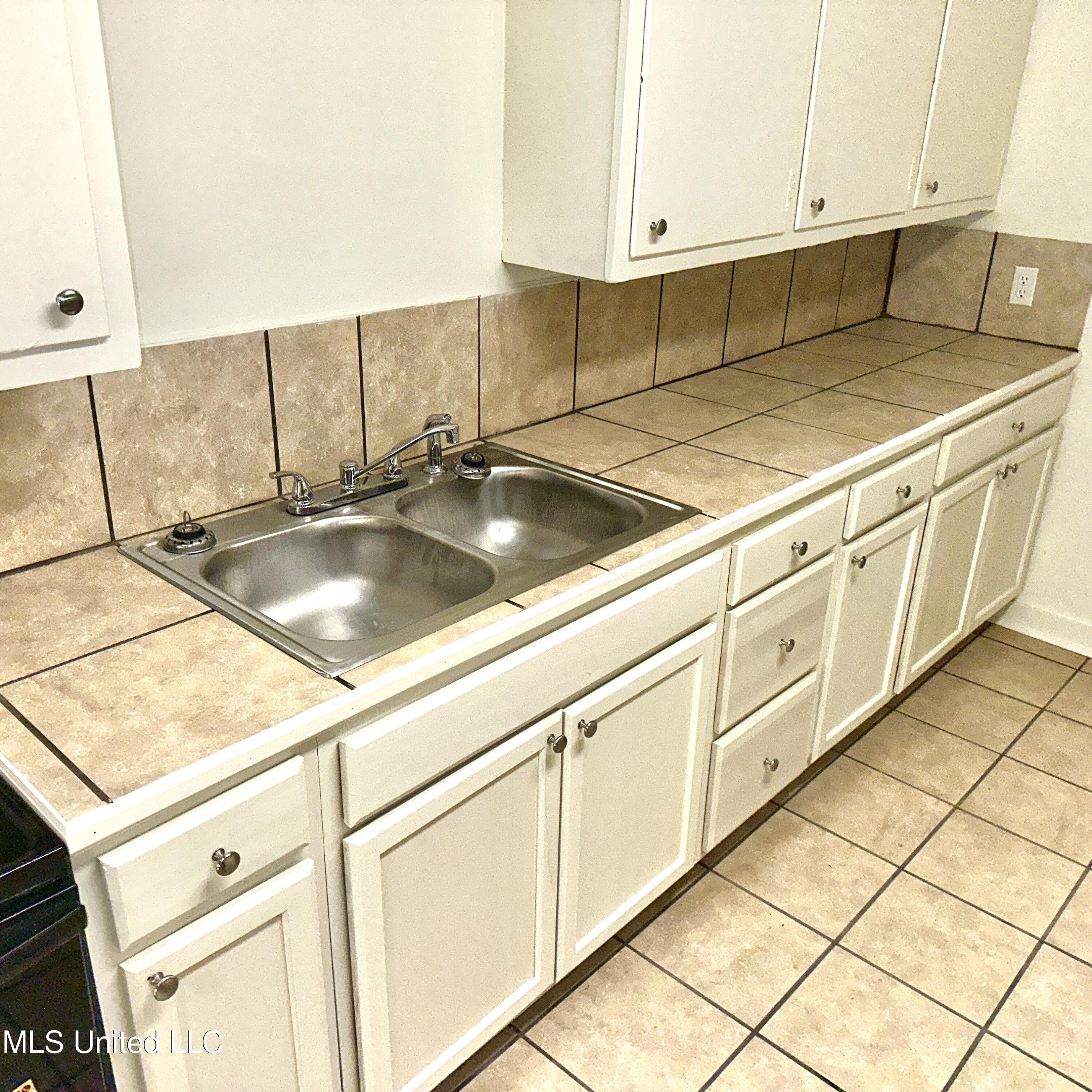 359 Cummins Street Jackson, MS 39204 - Photo 7 of 41 IMG_E5419