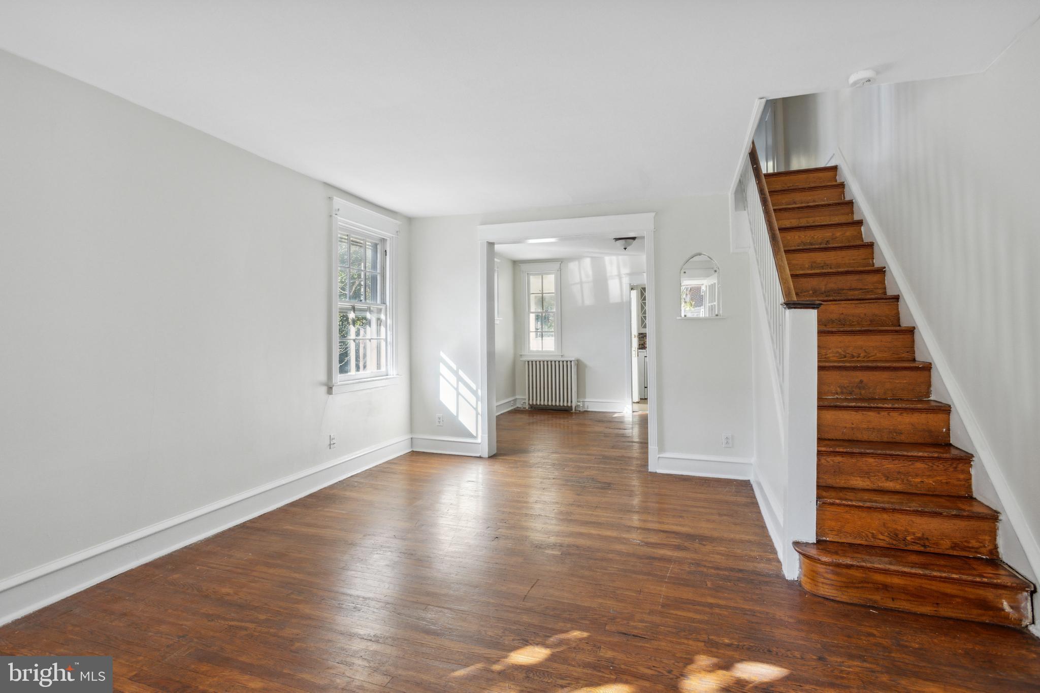 450 Glendale Road Upper Darby, PA 19082 - Photo 2 of 14 Living room