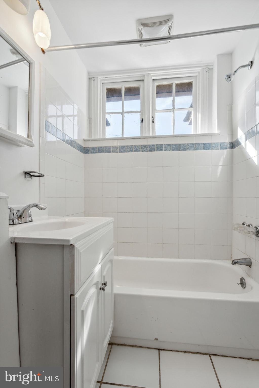450 Glendale Road Upper Darby, PA 19082 - Photo 9 of 14 Full bathroom