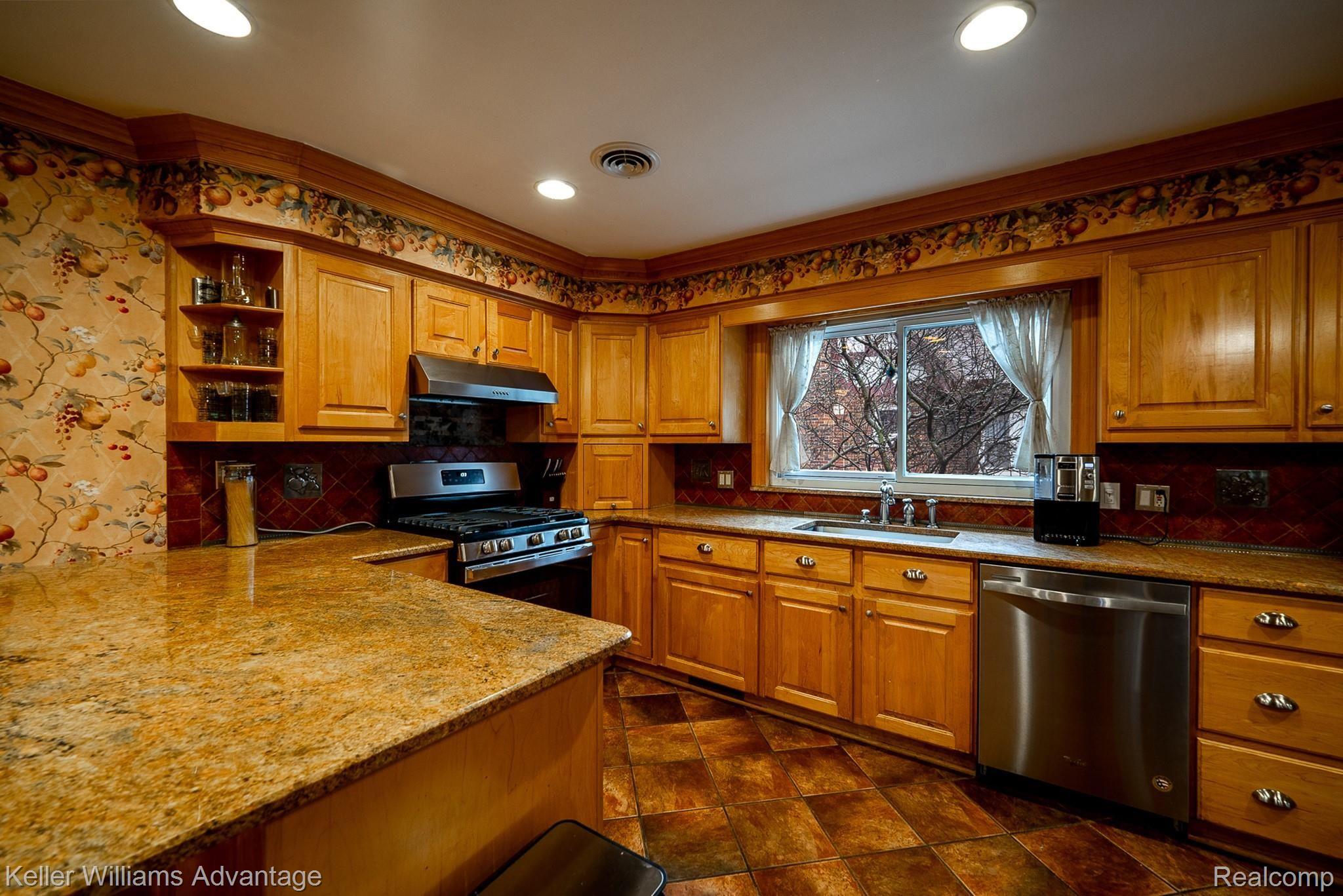 945 Barrington Road Grosse Pointe, MI 48230 - Photo 11 of 41 BarringtonRd_945_Kitchen 3.jpg