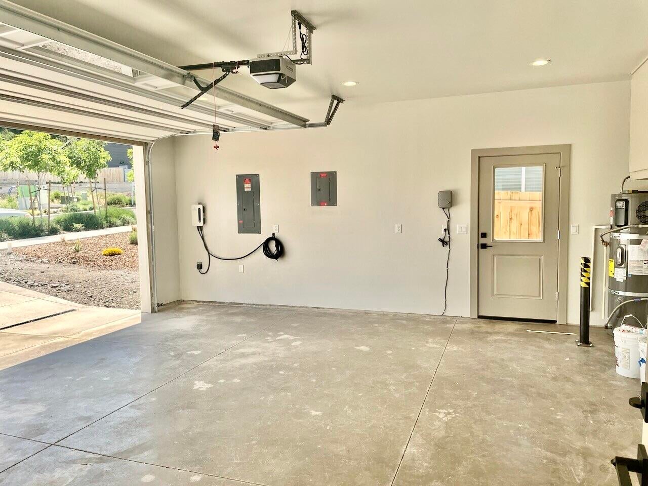 371 Randy Street Ashland, OR 97520 - Photo 27 of 35 Garage