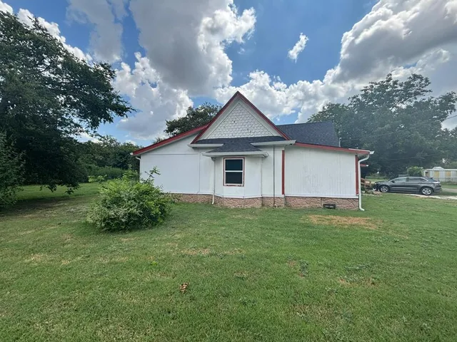 a view of a house with a backyard