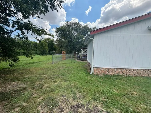 a view of a backyard