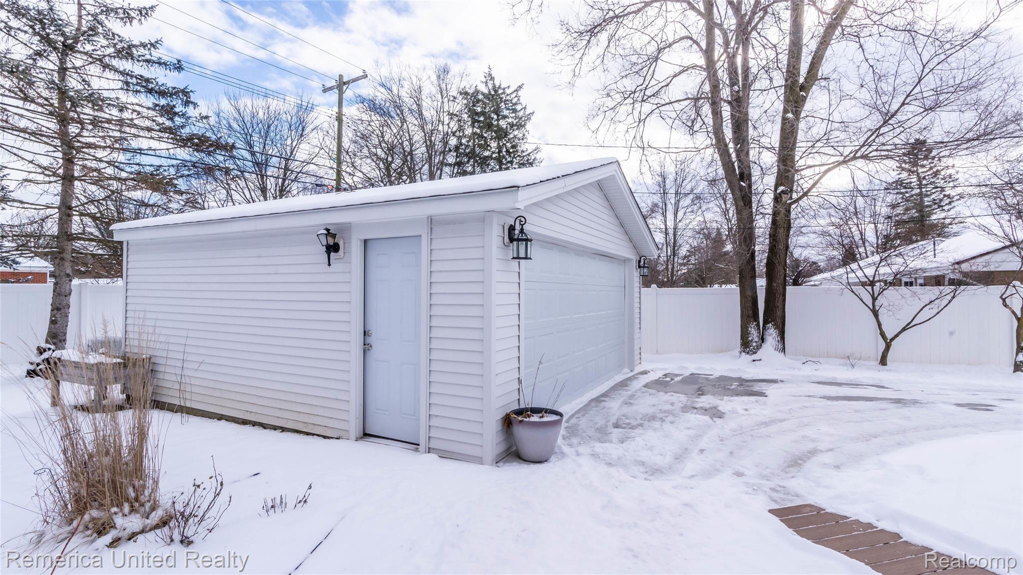 23800 Meadowbrook Road Novi, MI 48375 - Photo 28 of 33 Garage .jpg