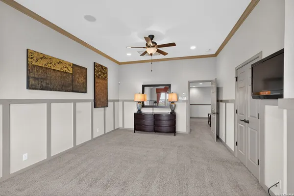 a view of a livingroom with furniture