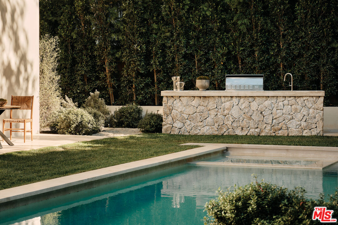 12114 Inavale Place Los Angeles, CA 90049 - Photo 11 of 25