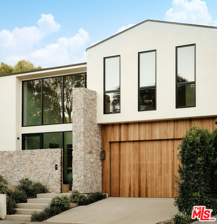 12114 Inavale Place Los Angeles, CA 90049 - Photo 2 of 25