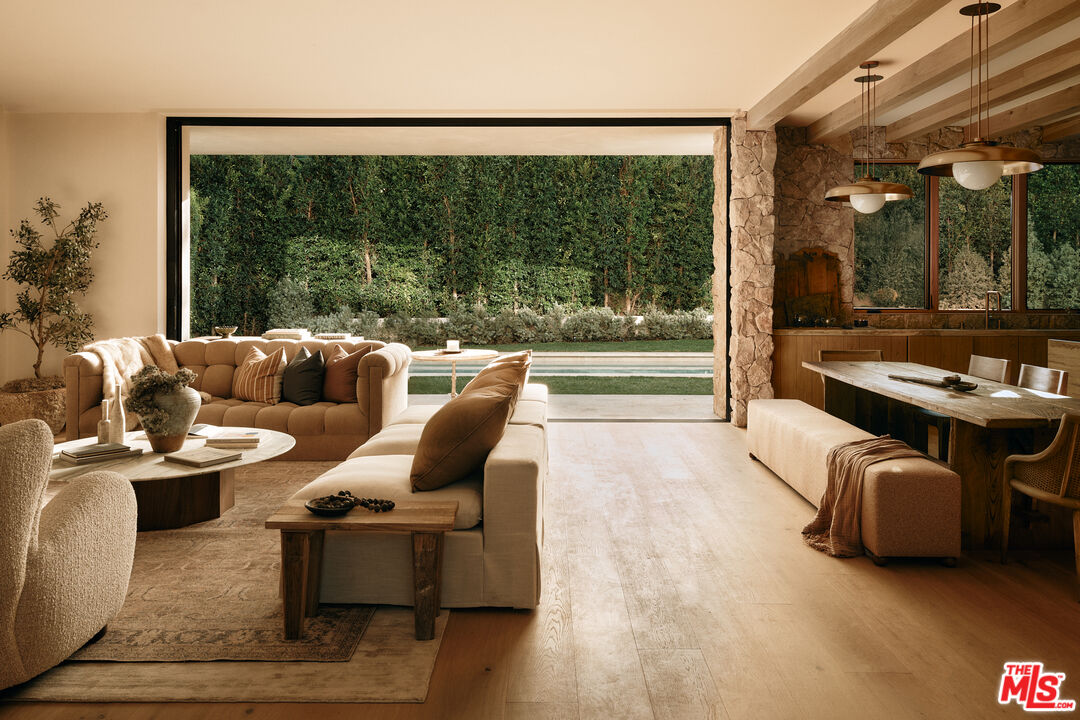 12114 Inavale Place Los Angeles, CA 90049 - Photo 4 of 25