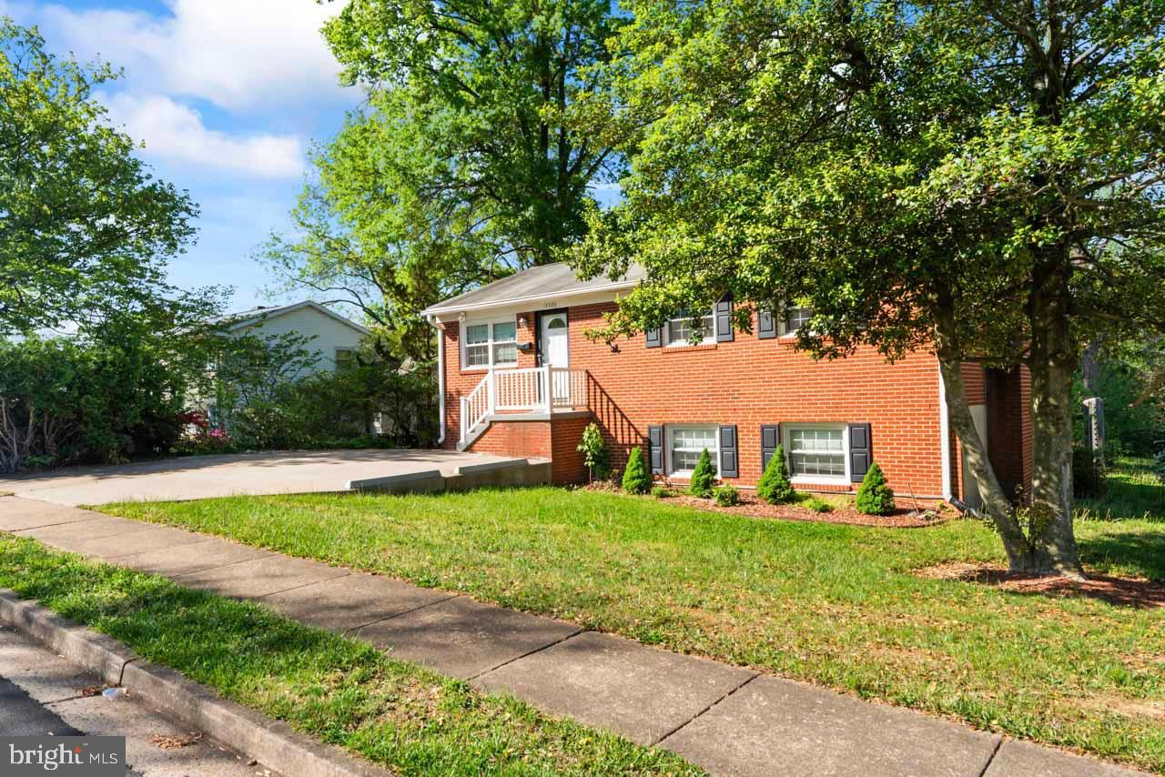 14526 Fullerton Road Woodbridge, VA 22193 - Photo 3 of 40 Gallery Image 3