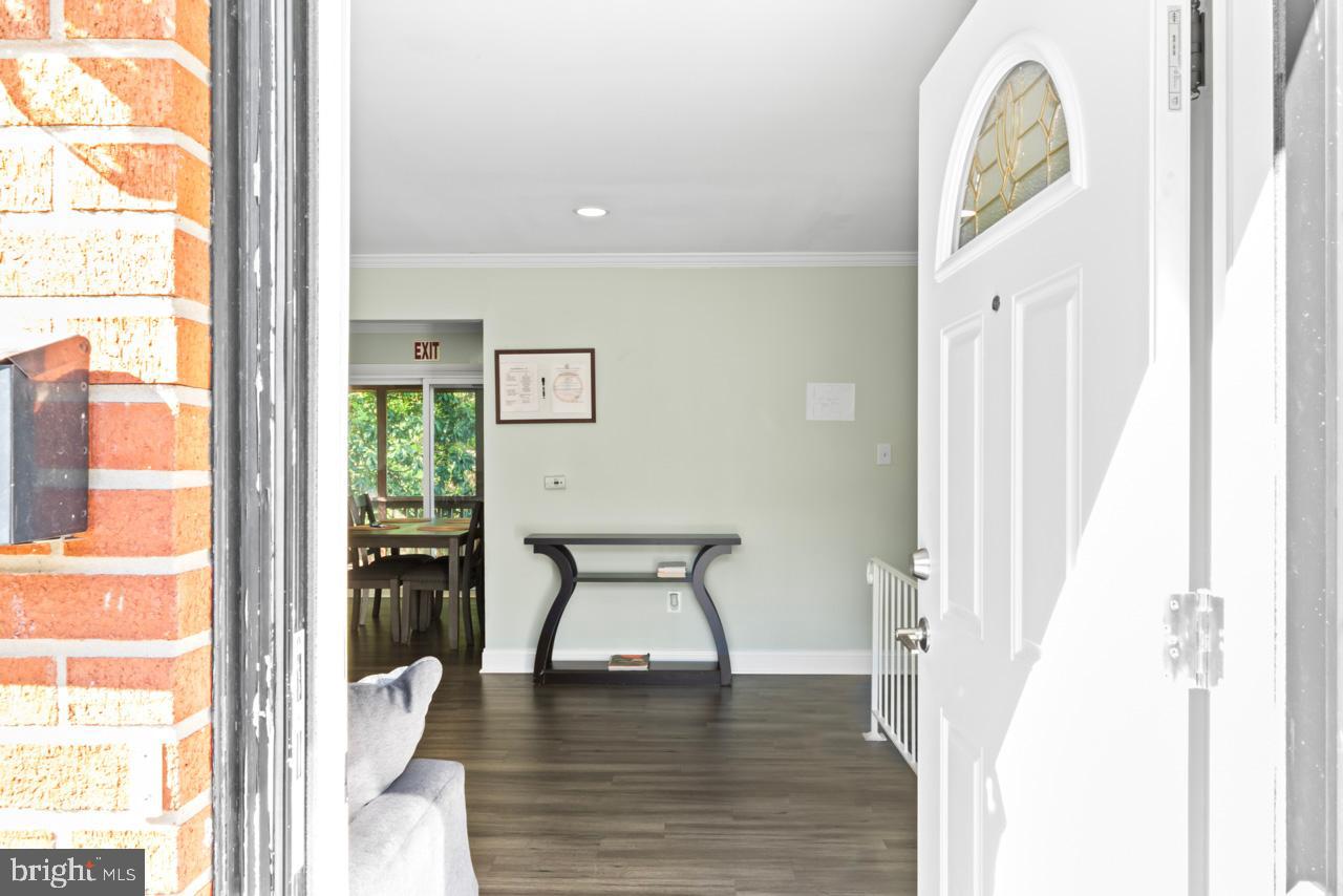 14526 Fullerton Road Woodbridge, VA 22193 - Photo 4 of 40 Gallery Image 4