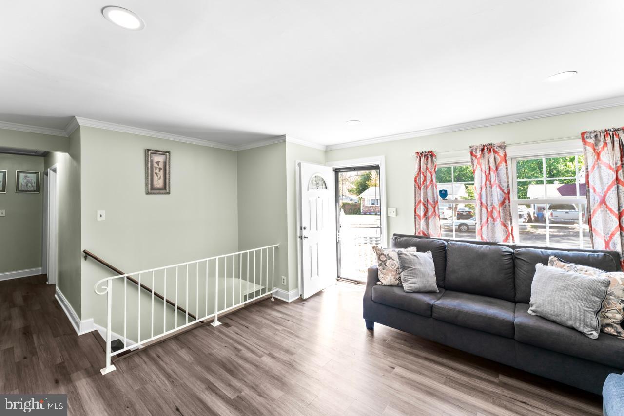 14526 Fullerton Road Woodbridge, VA 22193 - Photo 5 of 40 Gallery Image 5