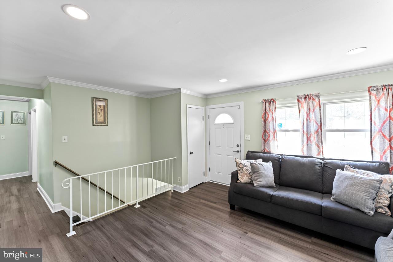 14526 Fullerton Road Woodbridge, VA 22193 - Photo 6 of 40 Gallery Image 6