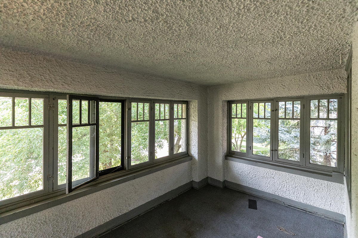 202 Ridgeland Avenue, Unit 2 Oak Park, IL 60302 - Photo 32 of 34 a view of an empty room with a window
