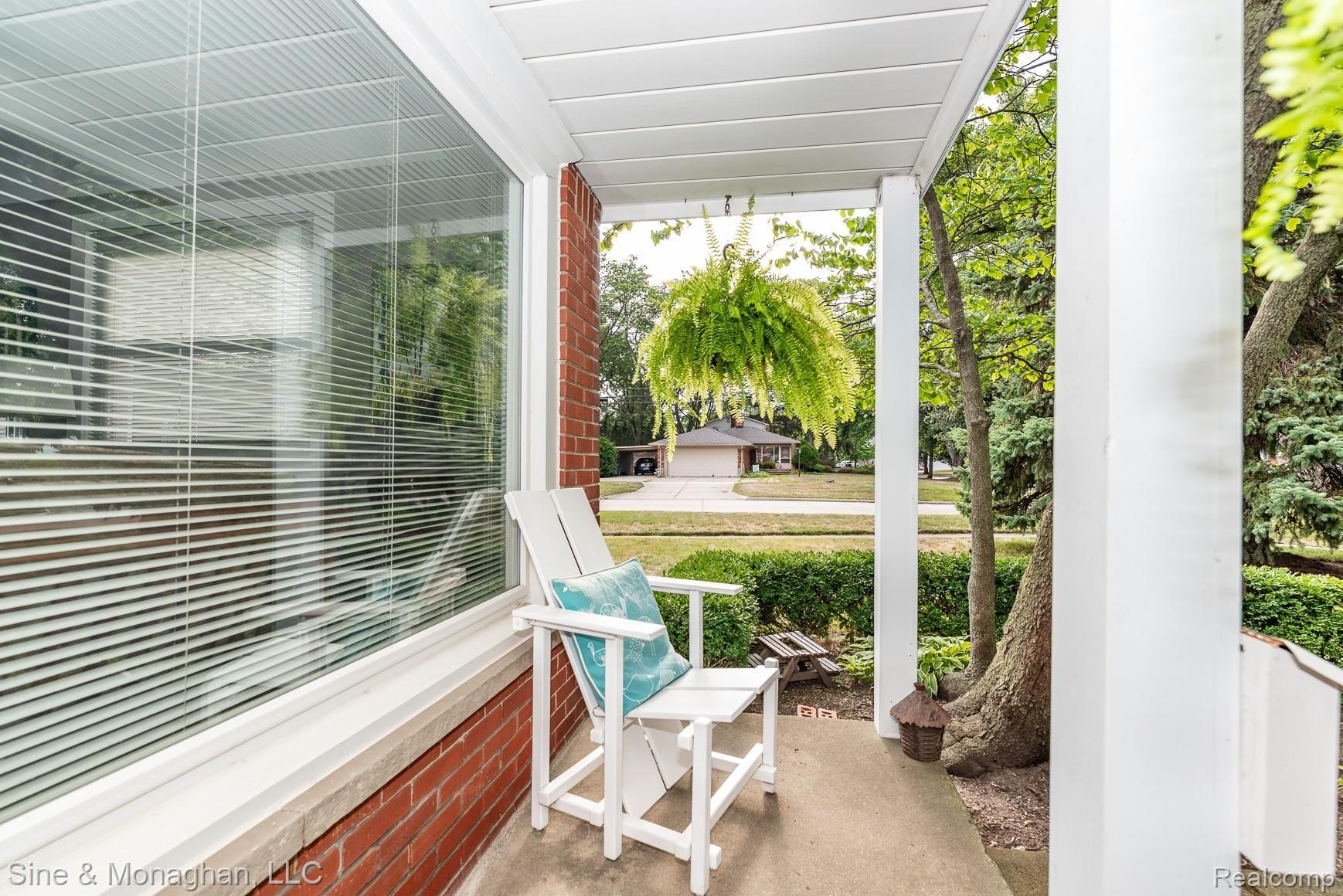4033 Highfield Road Royal Oak, MI 48073 - Photo 4 of 32 Covered front porch