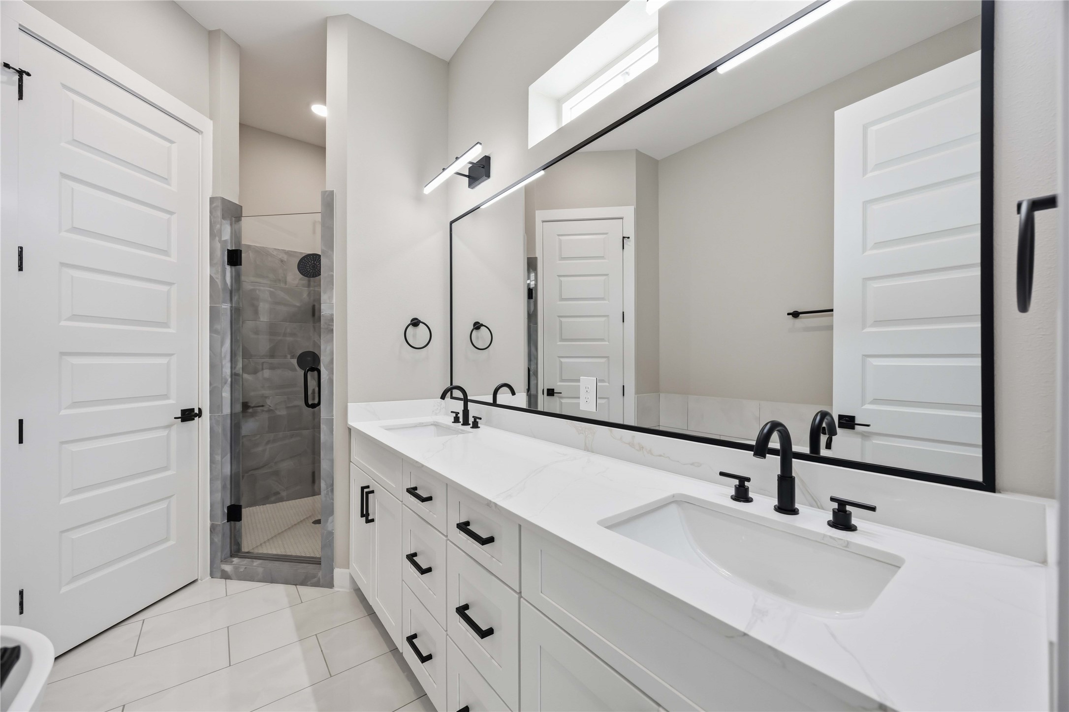 4013 Griggs Road, Unit B Houston, TX 77021 - Photo 8 of 9 Primary bath