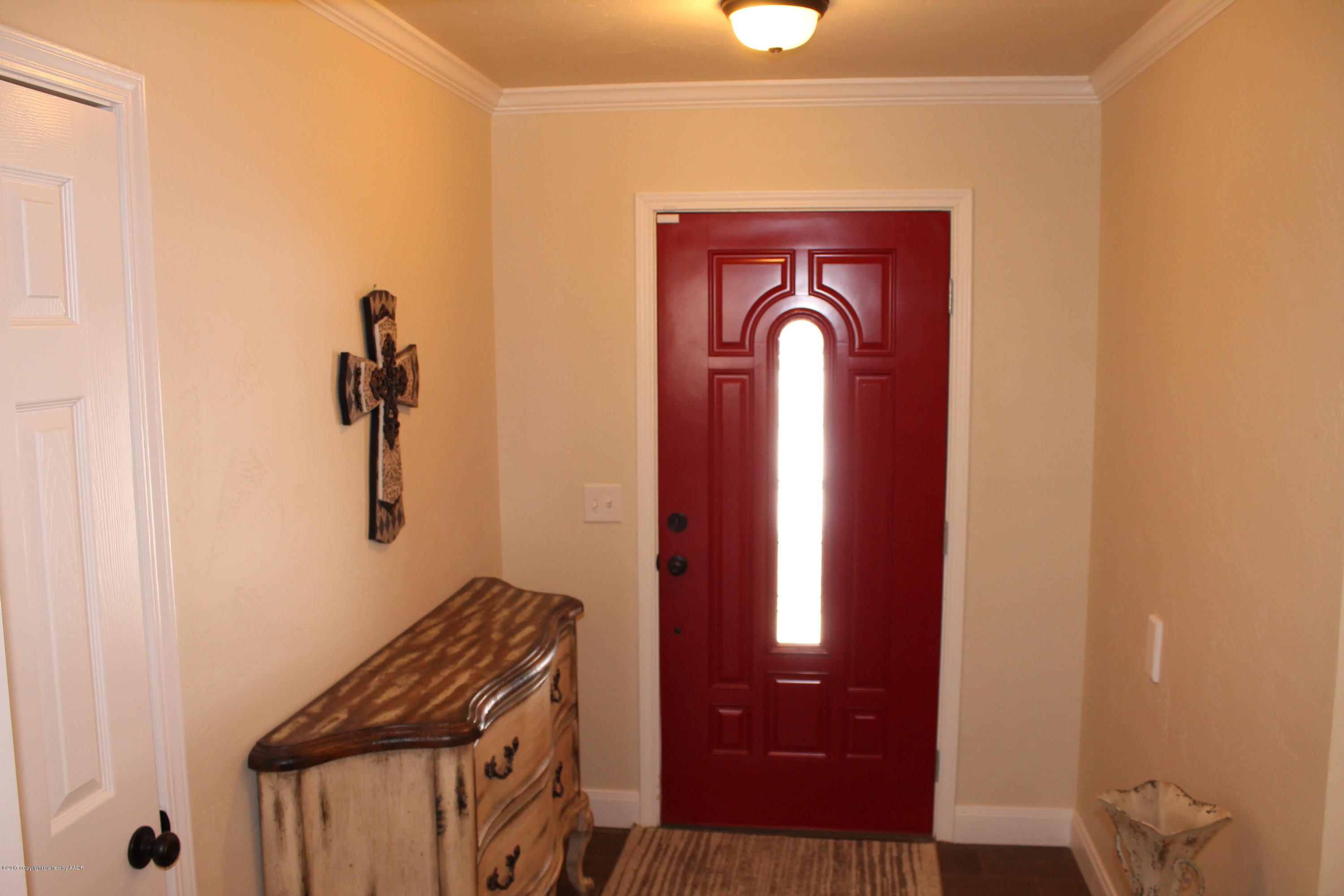 6002 Calumet Road Amarillo, TX 79106 - Photo 4 of 38 Enrtyway
