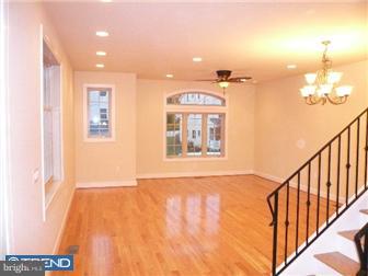 493 D Harmon Road Philadelphia, PA 19128 - Photo 3 of 11 Living Room