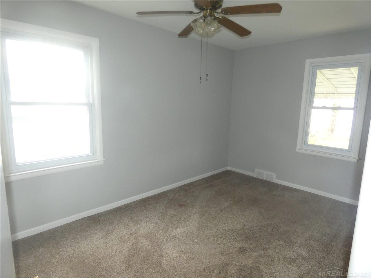 18049 Stephens Road Eastpointe, MI 48021 - Photo 9 of 12 50010476-8.JPG
