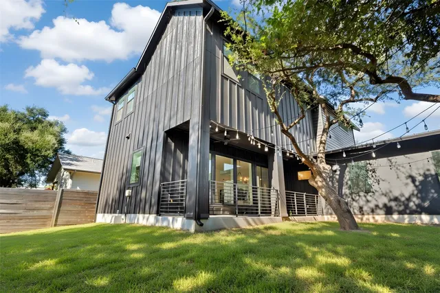 a view of a house with backyard and porch