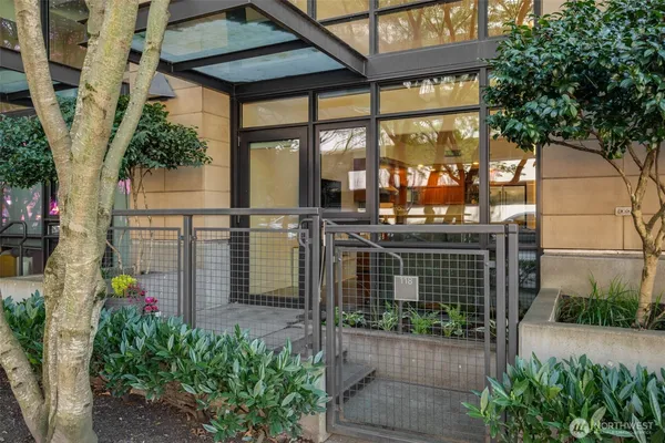 a flower garden is sitting in front of a building
