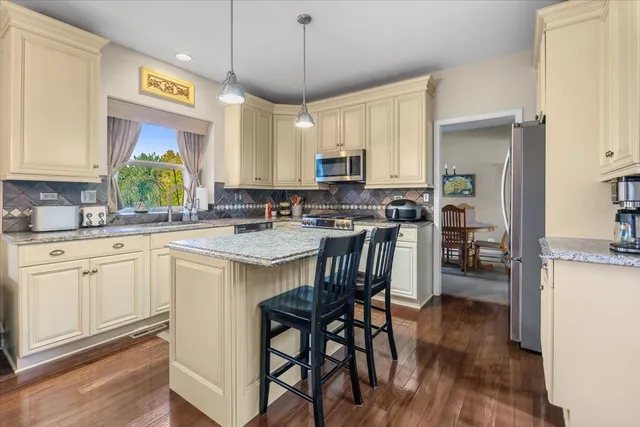 $539,900 | 4020 Bunker Hill Drive, Algonquin, IL 60102