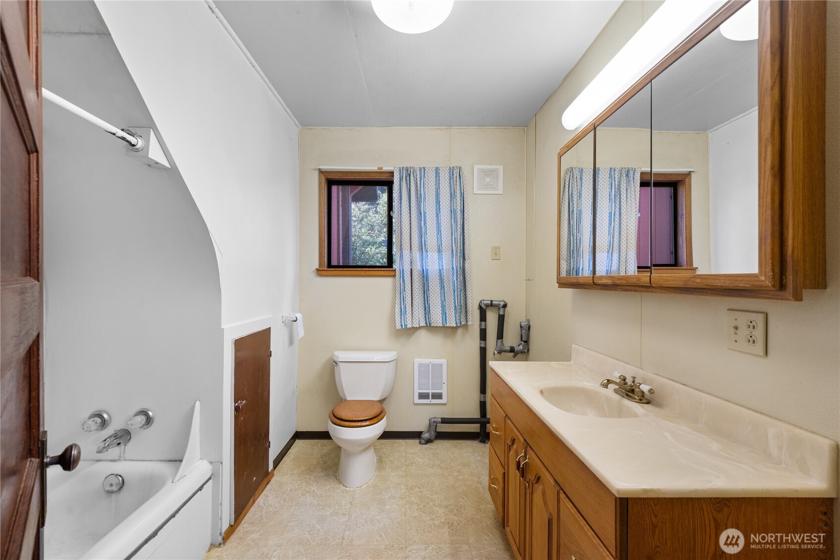 27193 State Rte 20 Oak Harbor, WA 98277 - Photo 23 of 34
