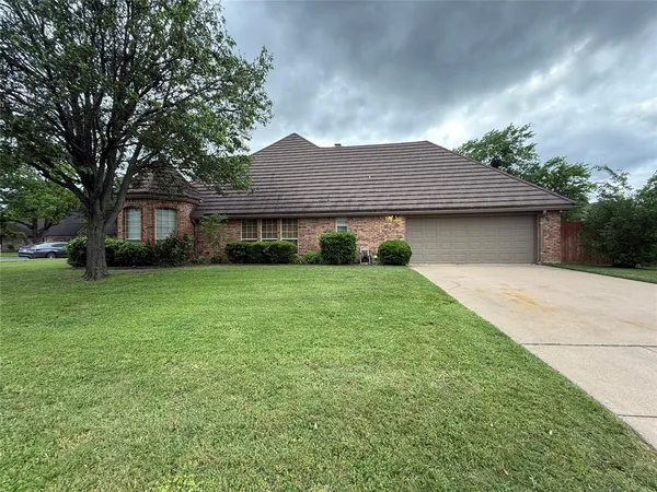$3,295 | 500 Evergreen Drive, Hurst, TX 76054