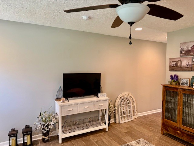 1316 Old Cowan Road Winchester, TN 37398 - Photo 10 of 23 a living room with furniture and a flat screen tv
