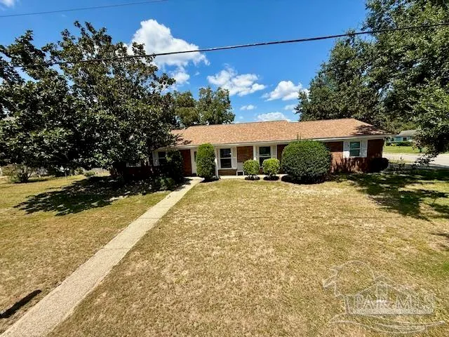 a view of a house with a yard