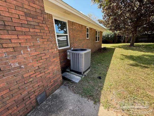 a view of a house with backyard and trees