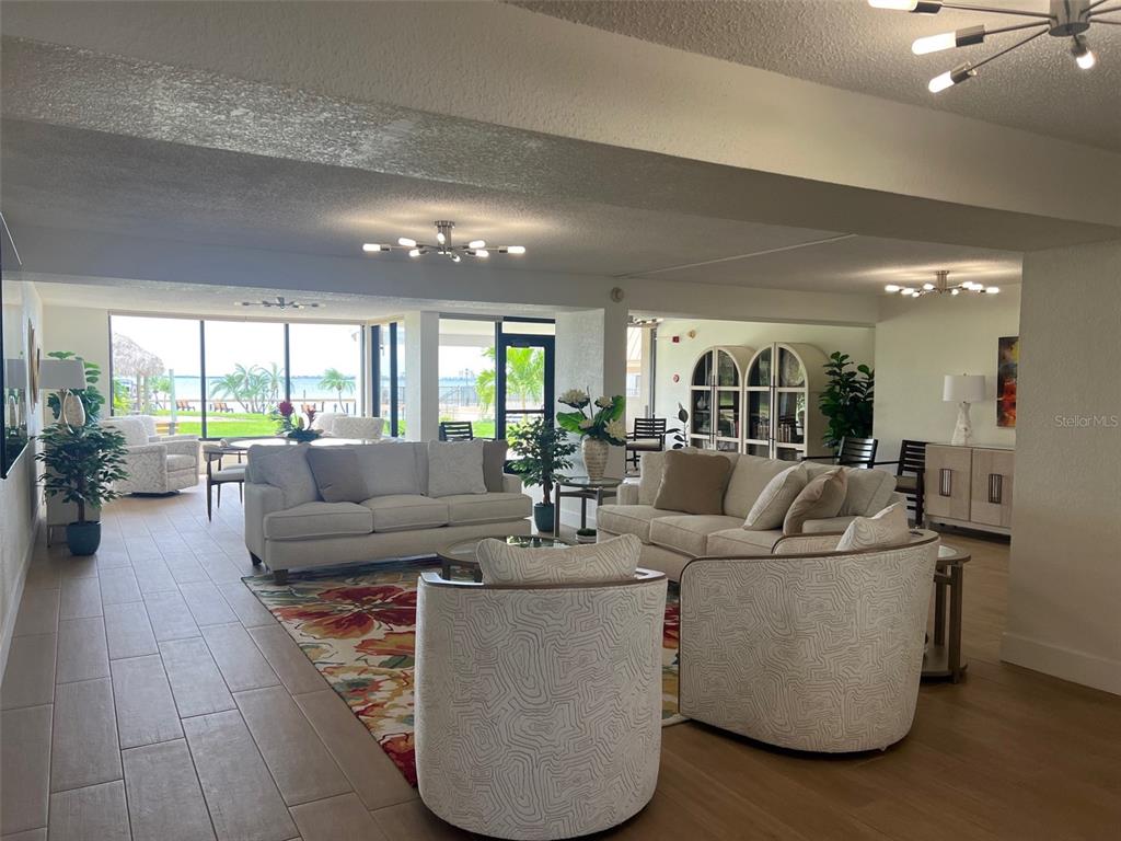 634 Edgewater Drive, Unit 447 Dunedin, FL 34698 - Photo 34 of 53 a living room with furniture and a large window