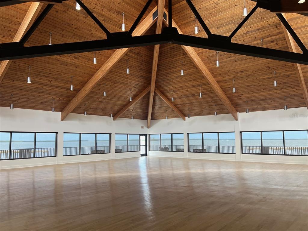 634 Edgewater Drive, Unit 447 Dunedin, FL 34698 - Photo 39 of 53 a view of an empty room with a window