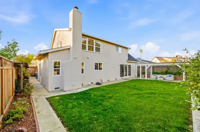 a view of a house with backyard
