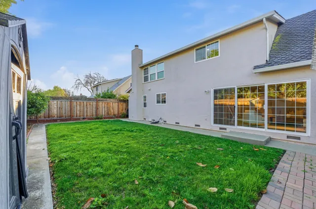 a view of back yard of the house