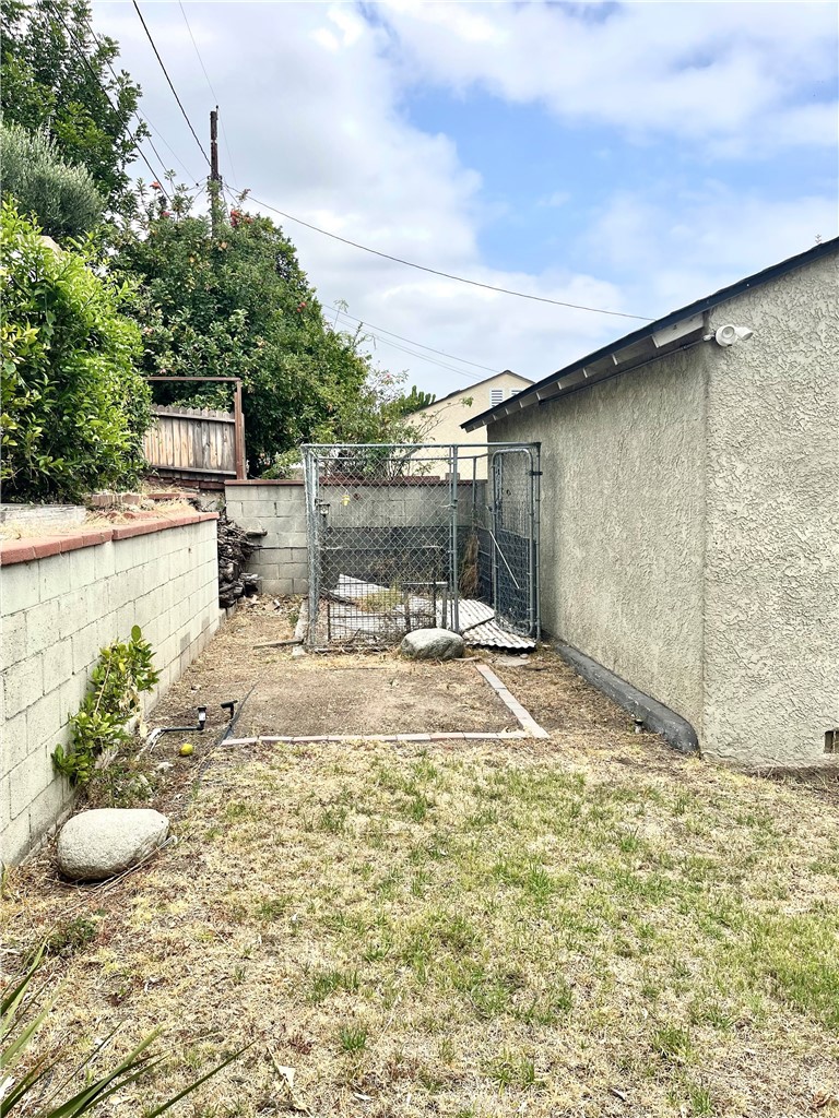1912 North Kenneth Road Burbank, CA 91504 - Photo 17 of 22 Back (side yard)