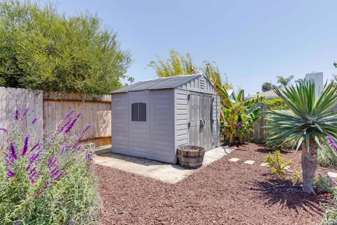 a view of a backyard