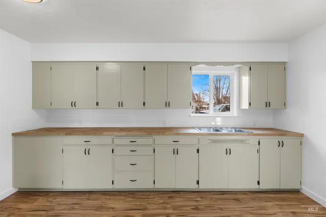 $239,990 | 850 Riverside Avenue, Grand View, ID 83624