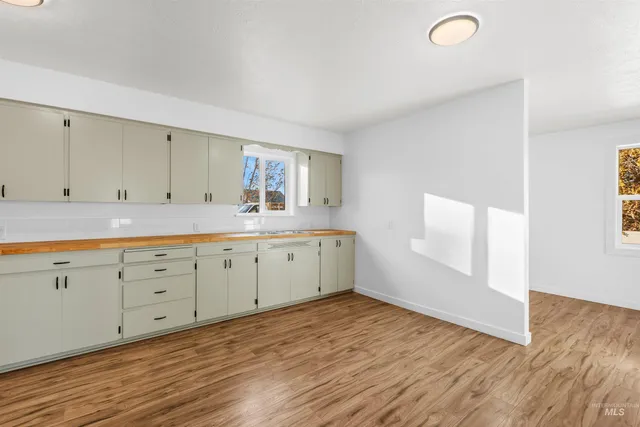 $239,990 | 850 Riverside Avenue, Grand View, ID 83624