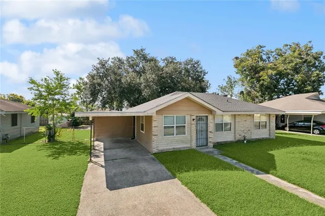 $130,000 | 15 Victorian Court, Violet, LA 70092